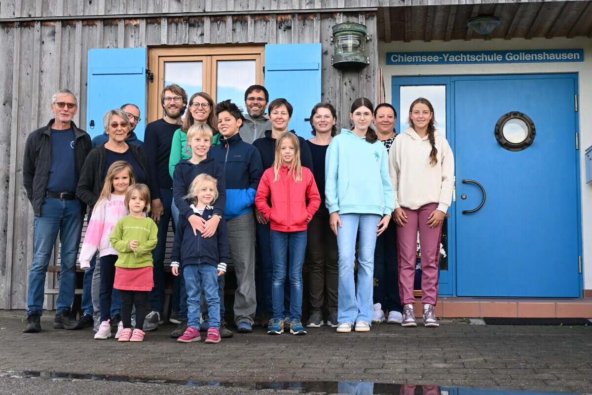 Gruppe vor dem Haus