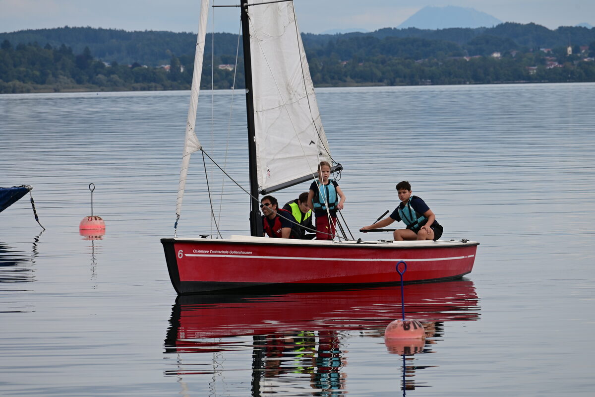 Rotes Schulboot auf dem Chiemsee