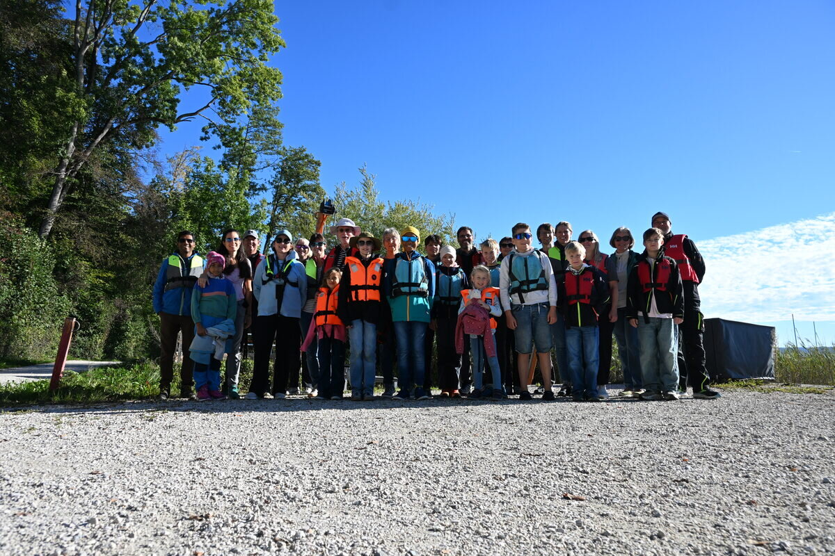 Gruppe am Ufer mit Schwimmwesten