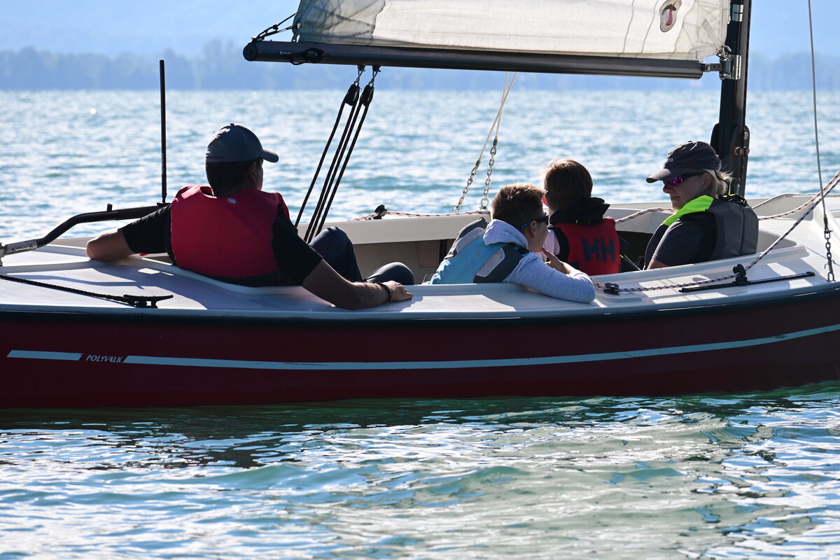 Kinder im Boot