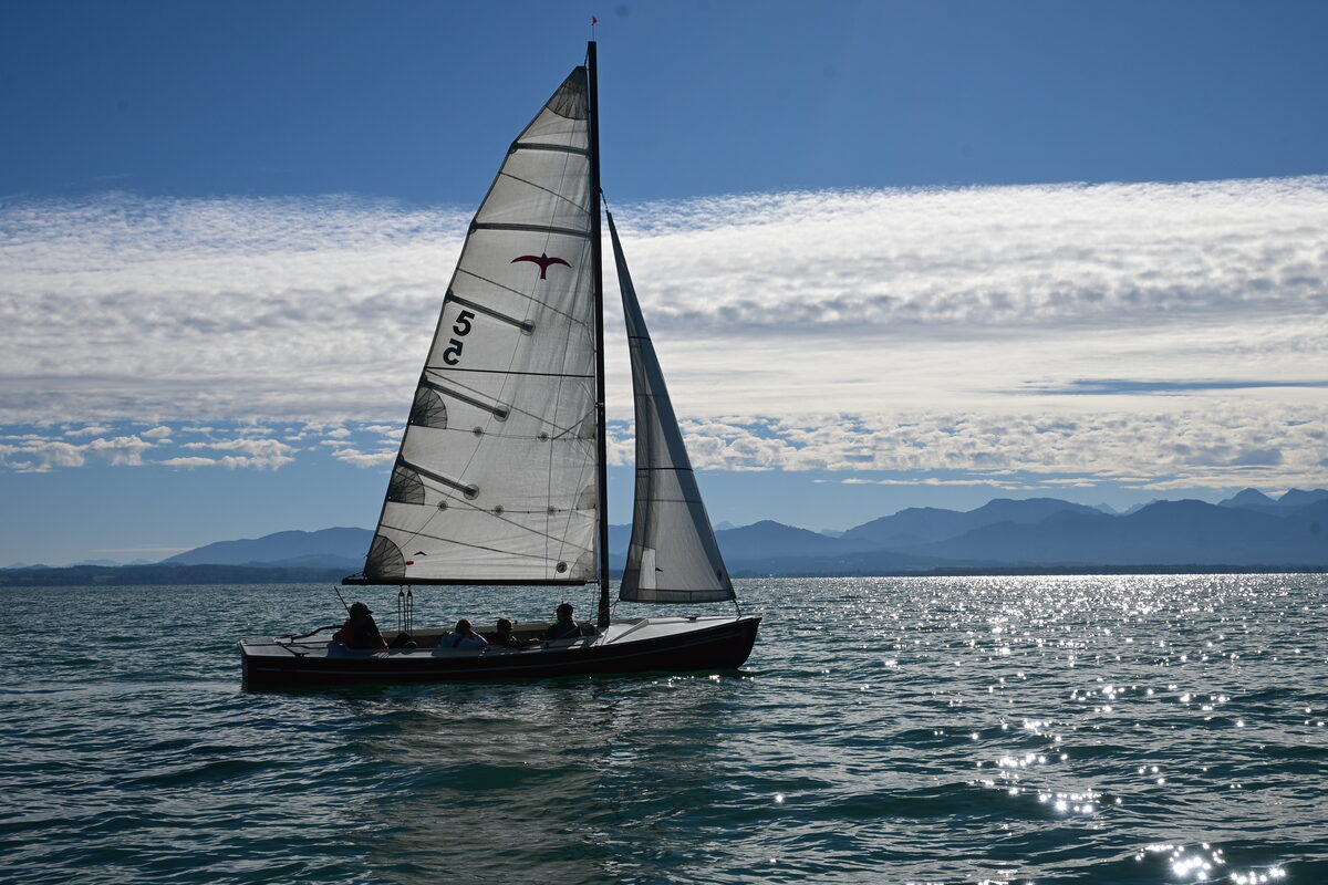 Segelboot vor der Kulisse der Berge